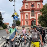 Před kostelem Nanebevzetí Panny Marie v Staré Boleslavi